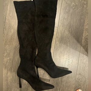 Heeled knee high fabric boots. Thin heel, pointed toe. Height: 4,1 inches (10cm)